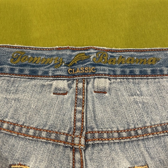 Tommy Bahama lightweight Jeans. Small blue imperfection on the right leg. - Picture 2 of 6